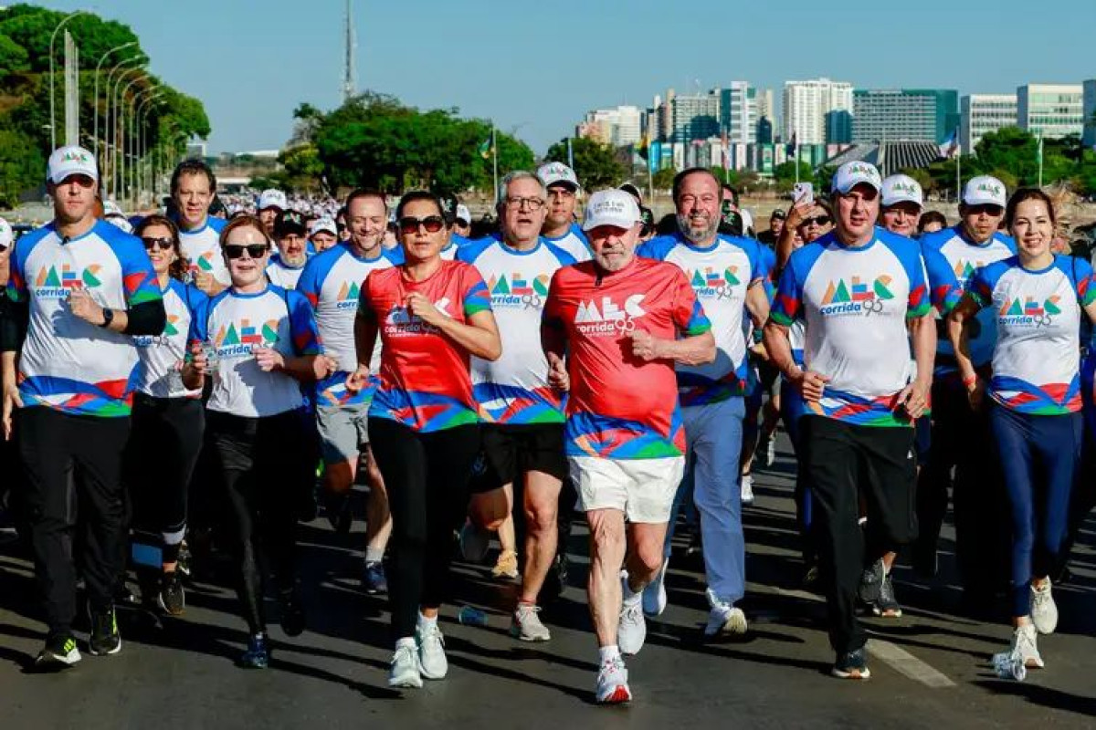 "Brasil será soberano pela educação", diz Lula na corrida MEC 95 anos