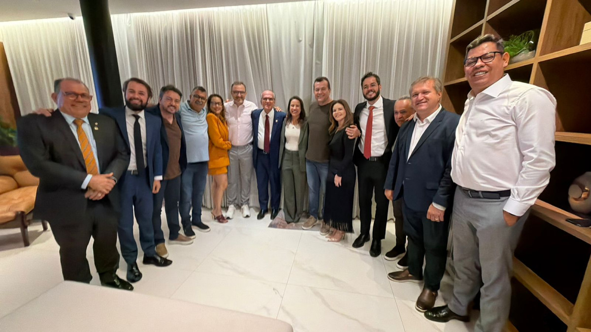 Waldemar Oliveira e Mércia recebem Raquel Lyra, Fernando Dueire, Túlio Gadelha e prefeitos em jantar de confraternização e articulação política