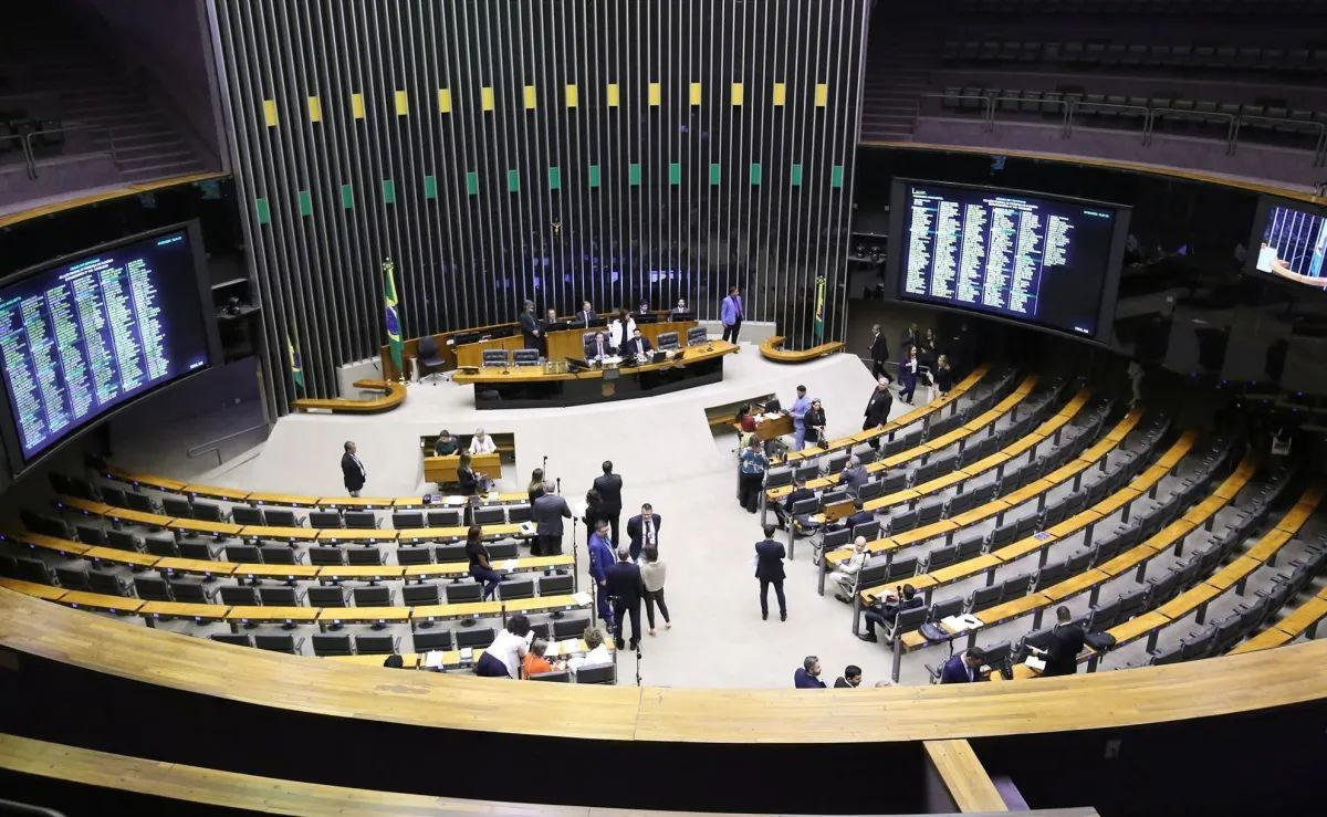 Câmara reajusta verba de gabinete e cota parlamentar
