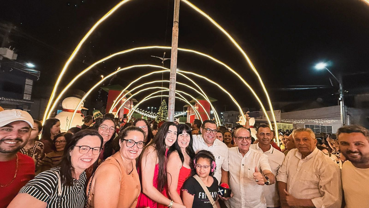Com grande público e sob fortes elogios, Prefeitura das Vertentes inicia, pela primeira vez, as celebrações natalinas com inauguração da ornamentação do Natal de Um Novo Tempo