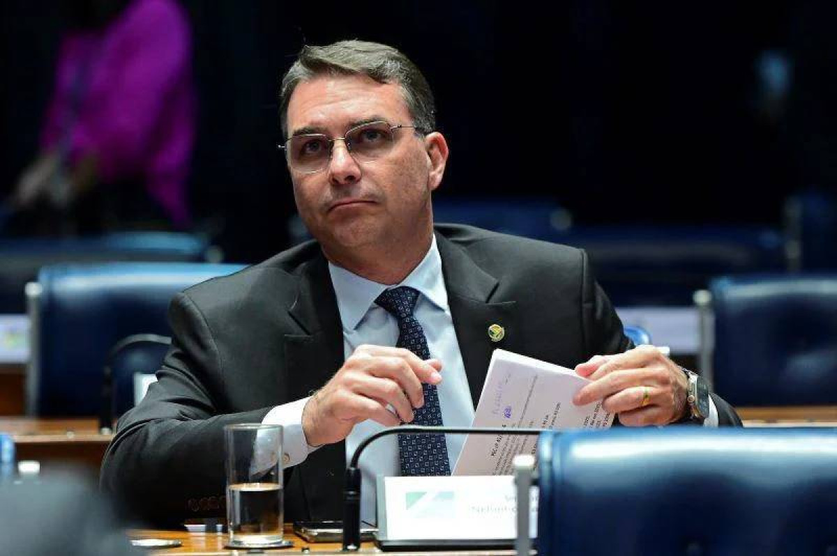 Flávio mantém vantagem sobre Lula em desempenho online