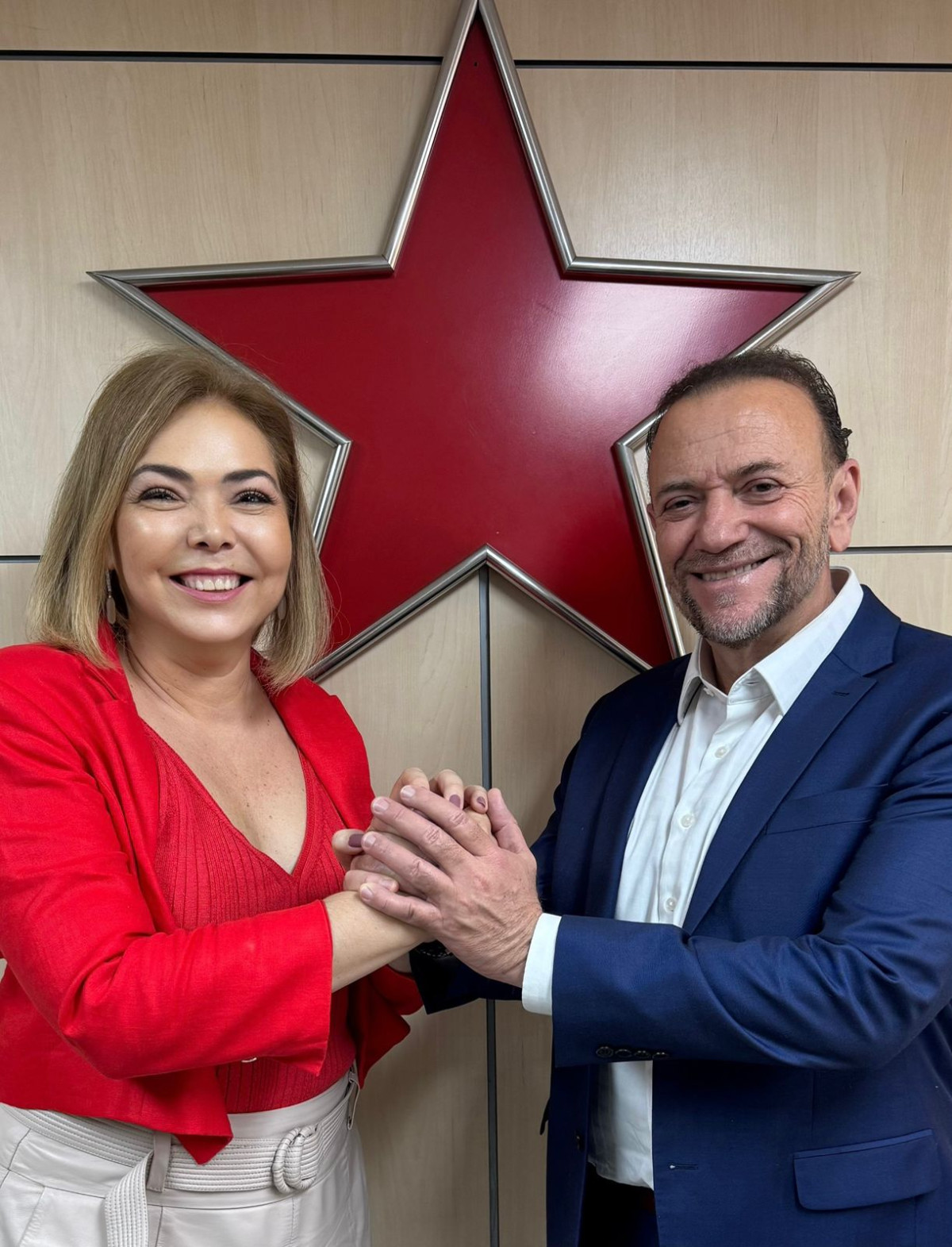Liana é recebida pelo presidente nacional do PT, Edinho Silva, em Brasília