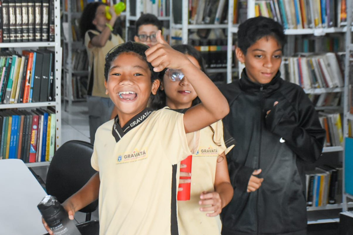Estudantes da Escola Edgar Nunes Batista participam de oficina de pintura na Biblioteca Pública Municipal