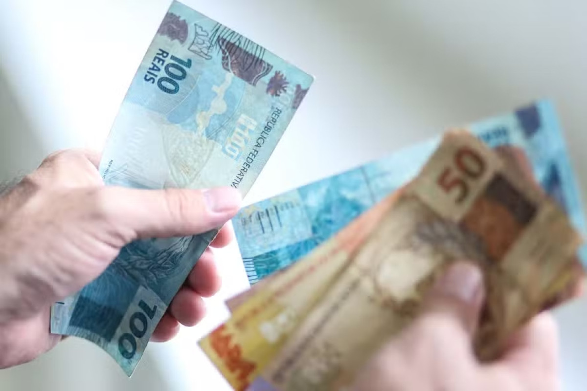 Governo publica decreto que oficializa reajuste do salário mínimo para R$ 1.621 em 2026