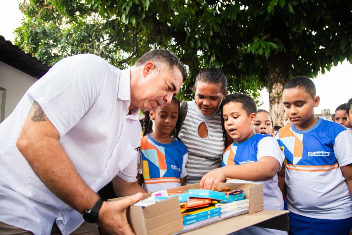 Camaragibe começa o ano letivo entregando  kits escolares e empossando mais 11 professores aprovados no concurso