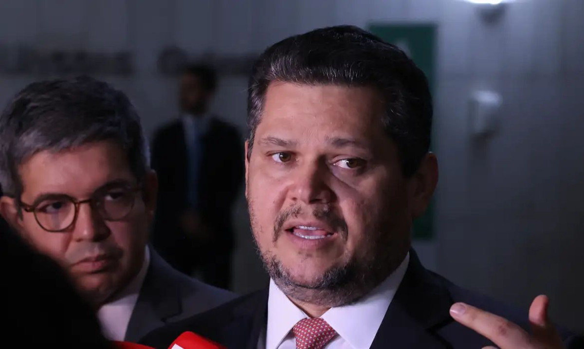 Alcolumbre mantém PEC 6x1 travada em semana esvaziada no Senado