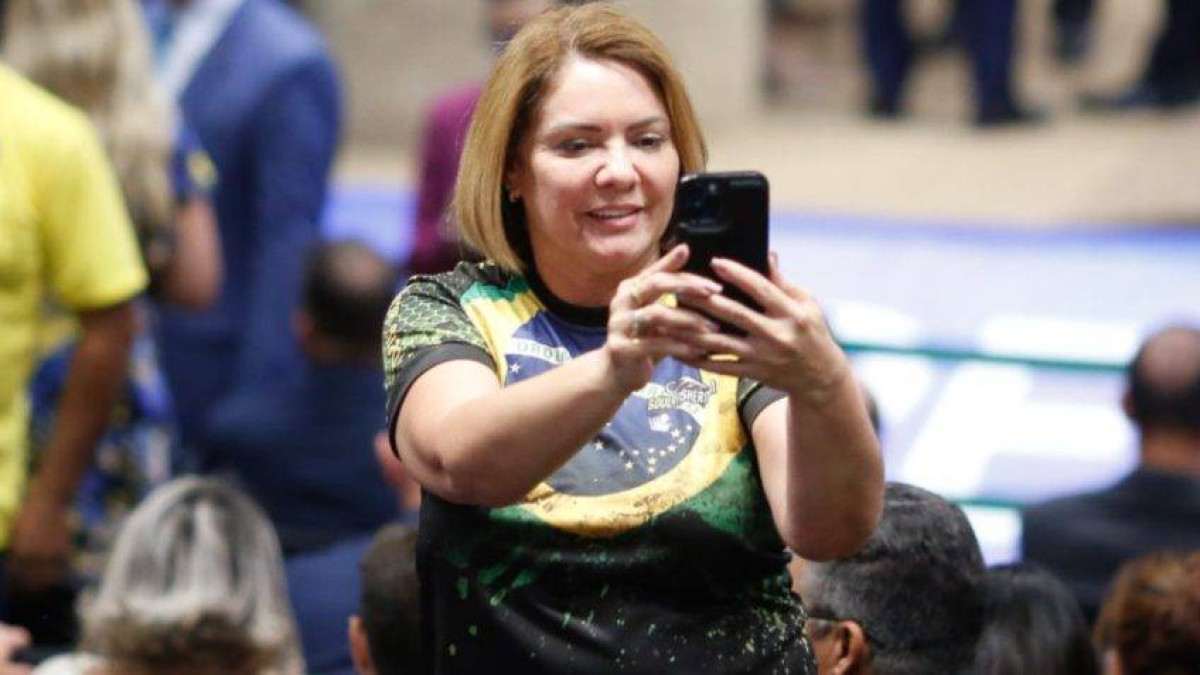 Justiça bloqueia R$ 227 mil de ex-esposa de Bolsonaro