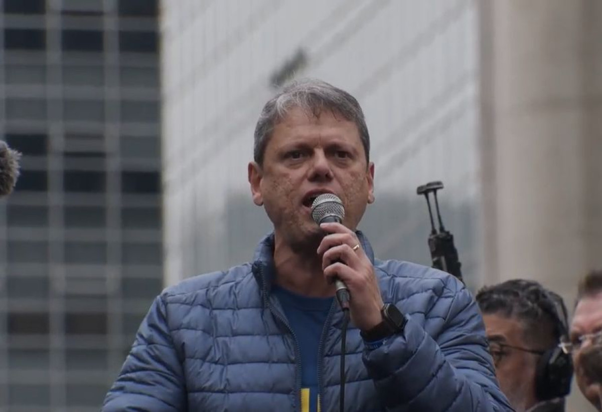 Tarcísio vê avanço em transferência, mas defende domiciliar a Bolsonaro