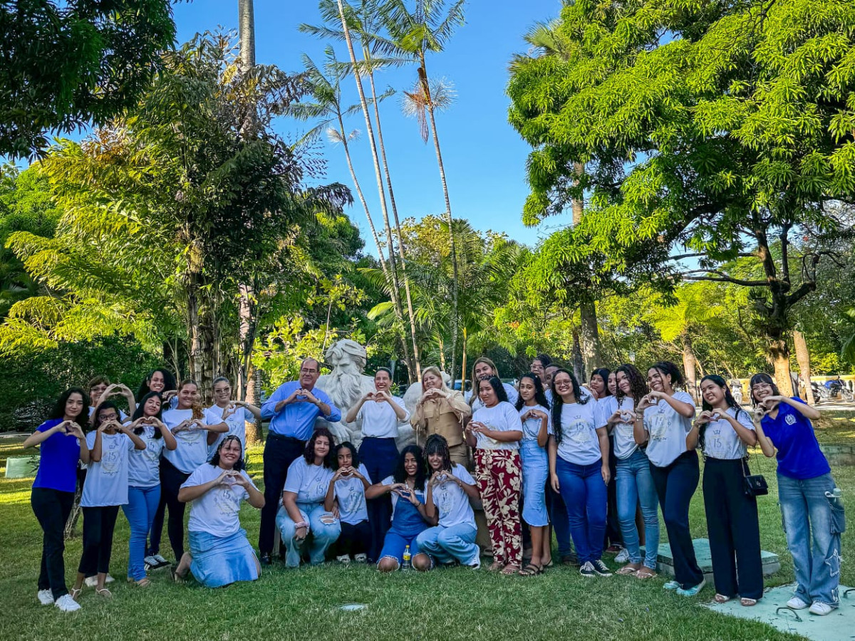 Debutantes do Jaboatão fazem visita guiada ao Palácio do Campo das Princesas e mergulham na história de Pernambuco