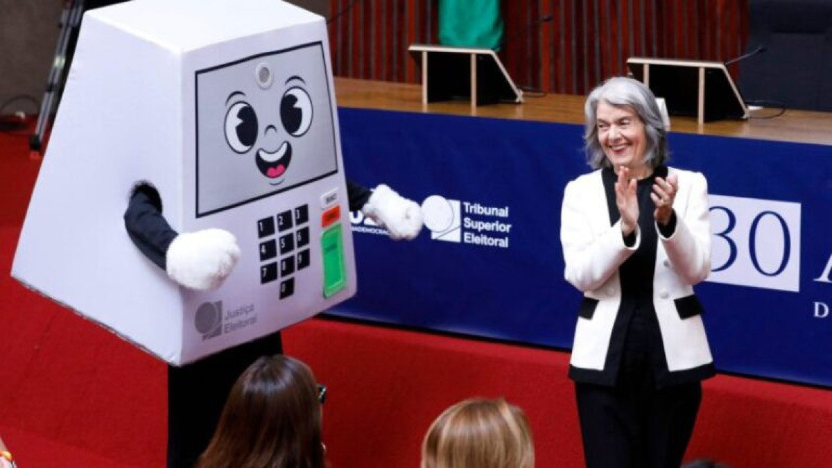 Mascote do TSE vira alvo de ataques às urnas eletrônicas