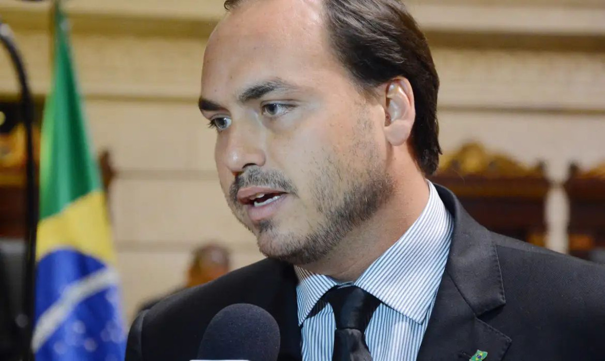 Carlos Bolsonaro diz que ex-presidente “vai superar tortura imposta”
