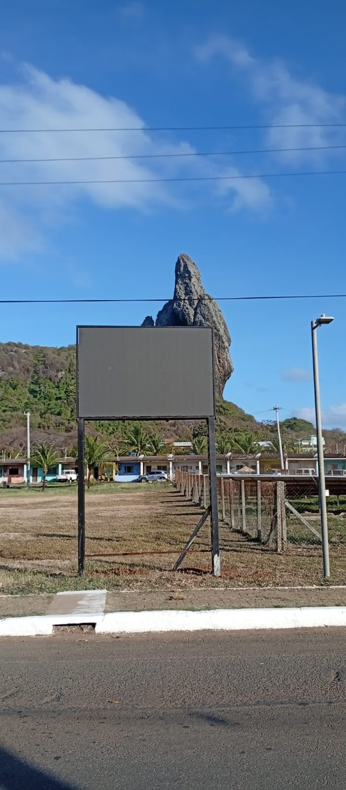 Deputado Waldemar Borges critica instalação de Painéis de LED em Fernando de Noronha