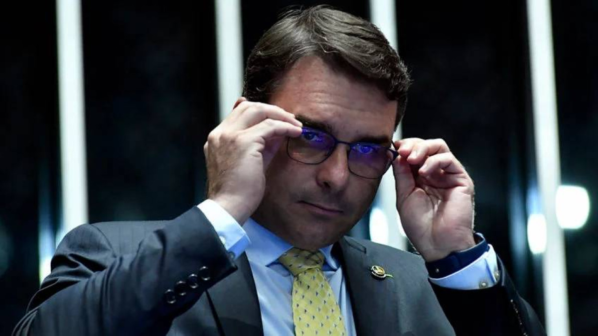 Flávio propõe fim da reeleição e busca apoio político