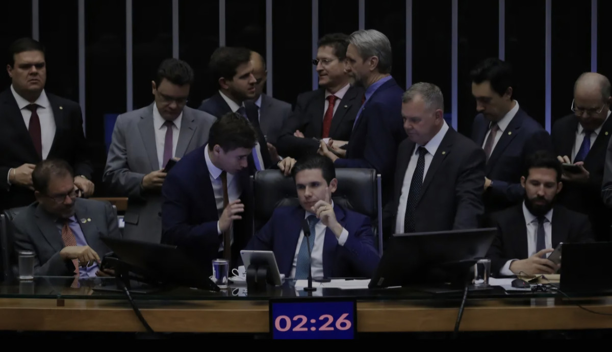 PEC da blindagem é aprovada por deputados e vai ao Senado