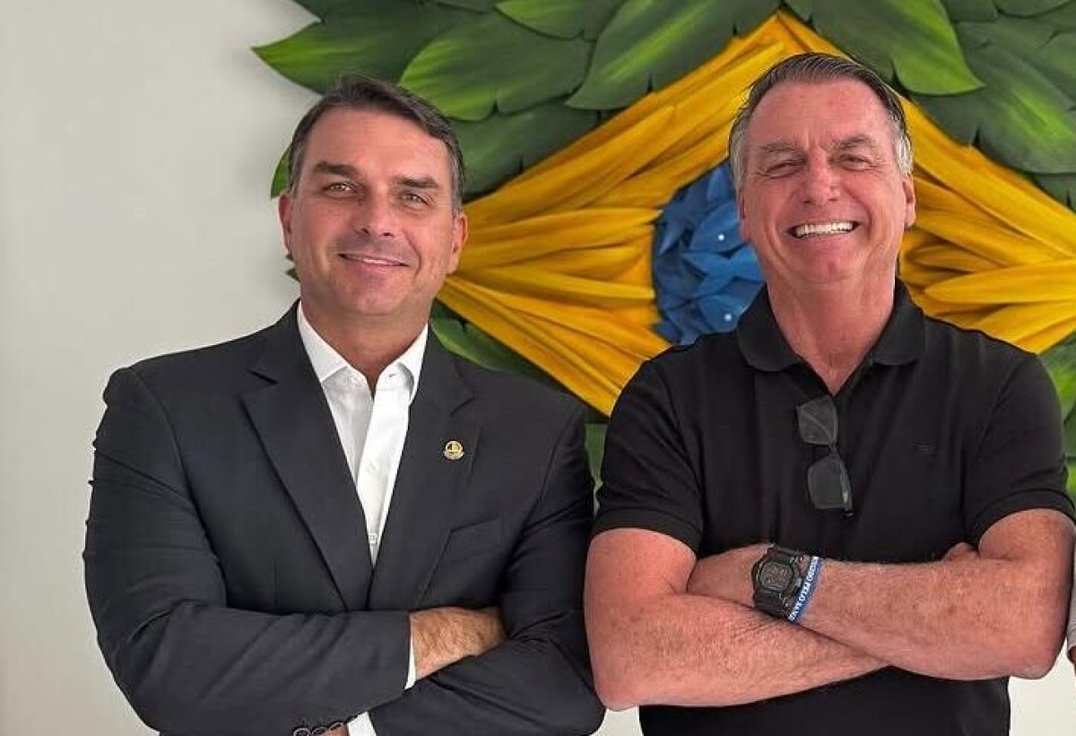 Flávio chama busca na casa de Bolsonaro de “constrangedora”