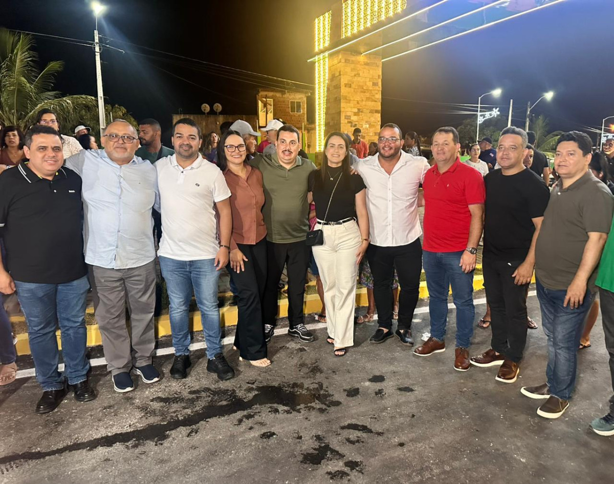 Fellype Martins Prestigia Inauguração do Pórtico da Entrada de Orobó ao lado do prefeito Biu Abreu e da vice-prefeita Lia, mãe de Chaparral