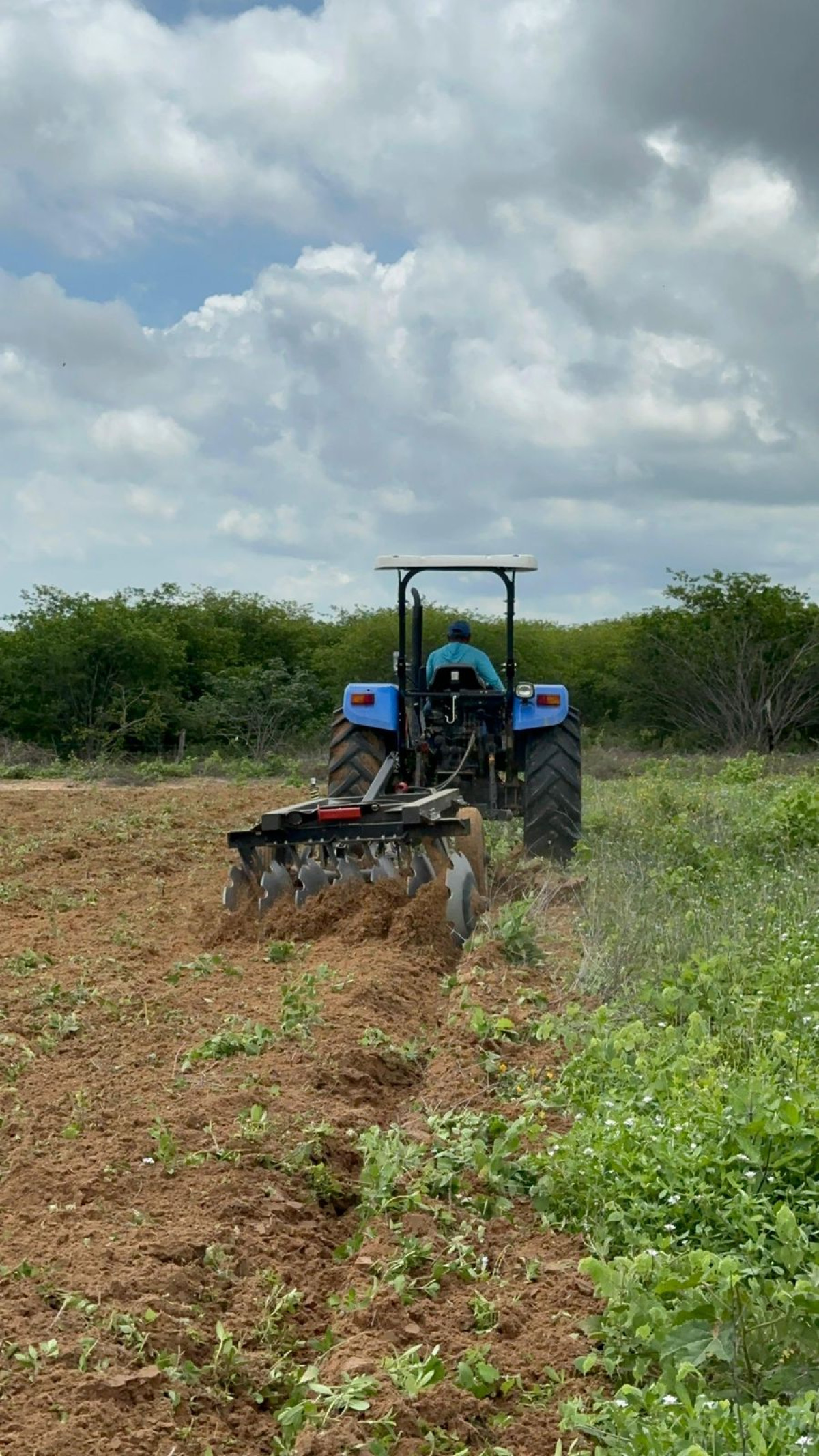 Prefeitura de Ouricuri inicia programa de aração de terra para agricultores da zona rural