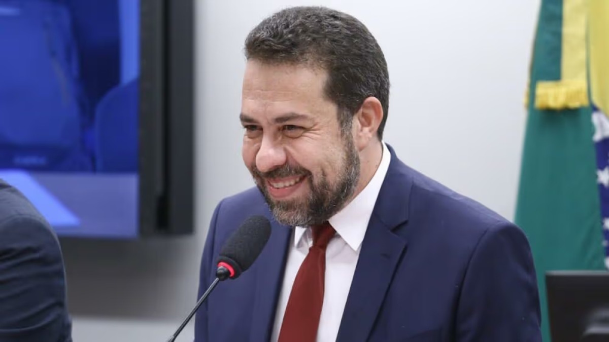 Congresso deve votar fim da escala 6×1 neste semestre, diz Boulos