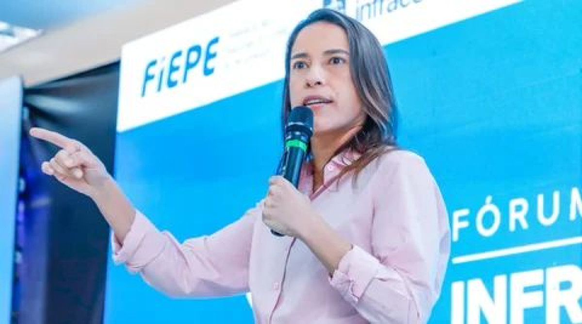 Governadora Raquel Lyra cumpre agenda no Sertão do São Francisco com entregas de ônibus escolares, títulos de propriedade e novo ambulatório no Dom Malan