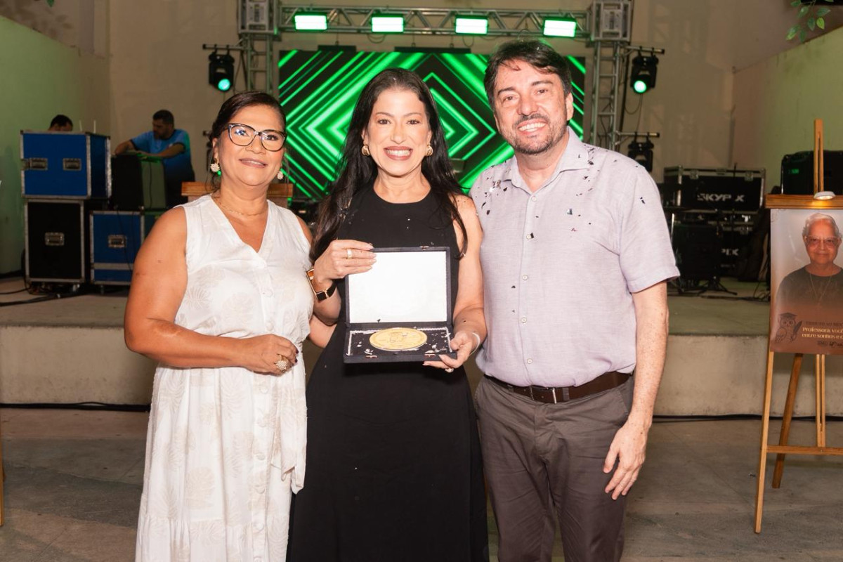 Gestão do prefeito Araújo institui comenda Professora Joana Pereira Tabosa Teófilo em homenagem ao Dia dos Professores