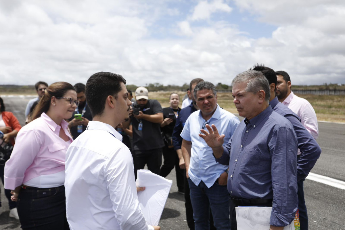 Em Caruaru, governador em exercício Ricardo Paes Barreto autoriza obras de pavimentação de ruas e conhece projeto de modernização do aeroporto