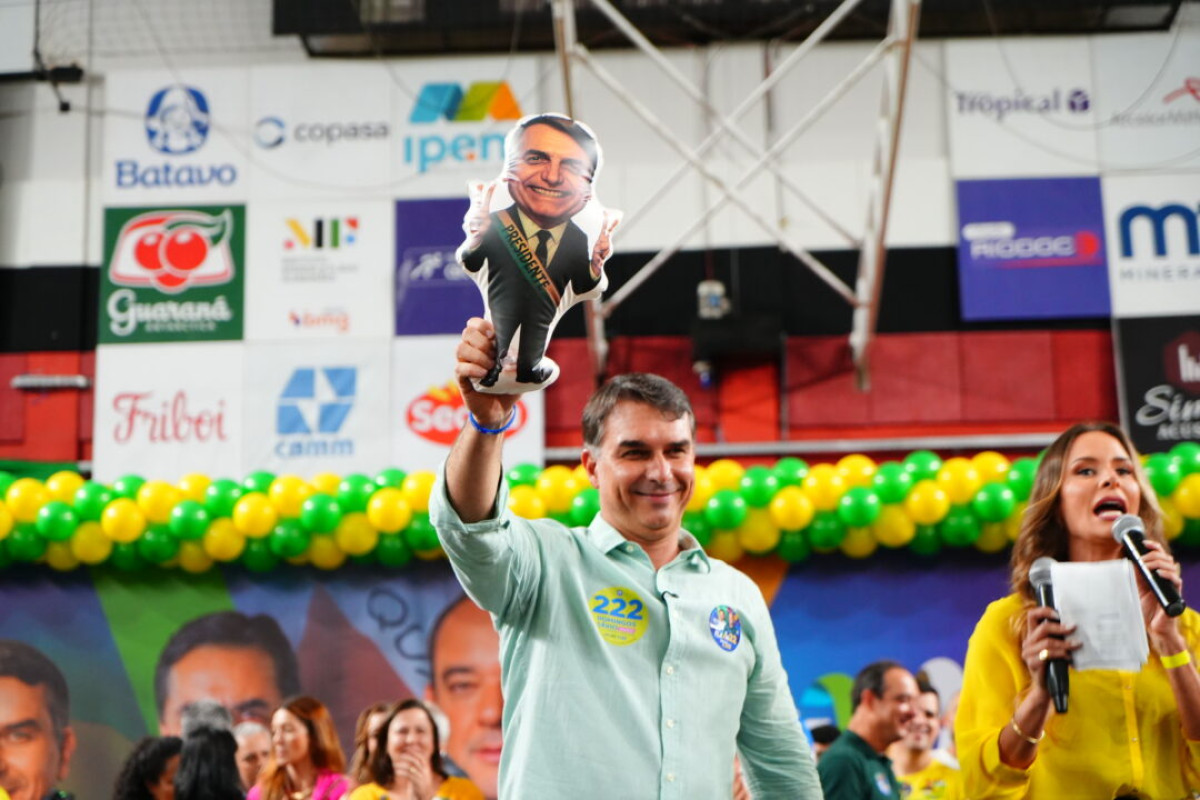 Flávio promete usar imagem do pai “no limite da lei”