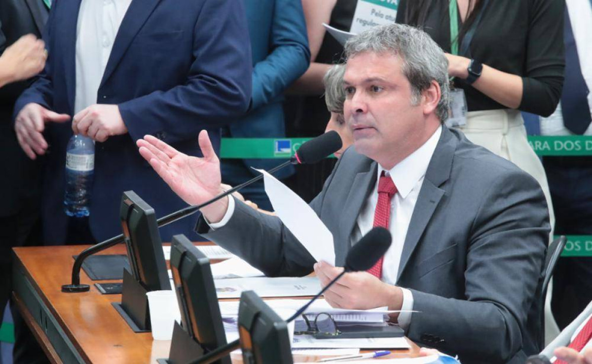 Lindbergh pede prisão de Eduardo Bolsonaro ao STF