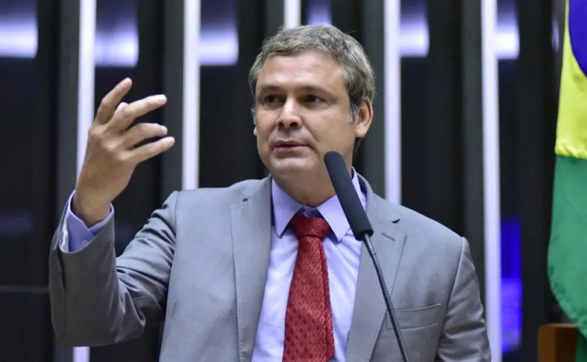 Lindbergh apresenta projetos para restringir publicidade e crédito em apostas esportivas