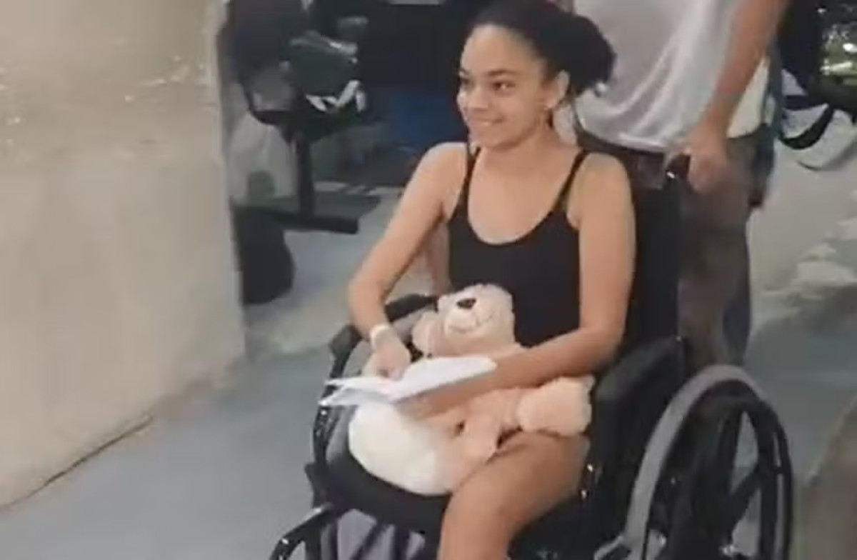 Jovem que teve perna arrancada por ataque de tubarão na praia de Boa Viagem recebe alta hospitalar