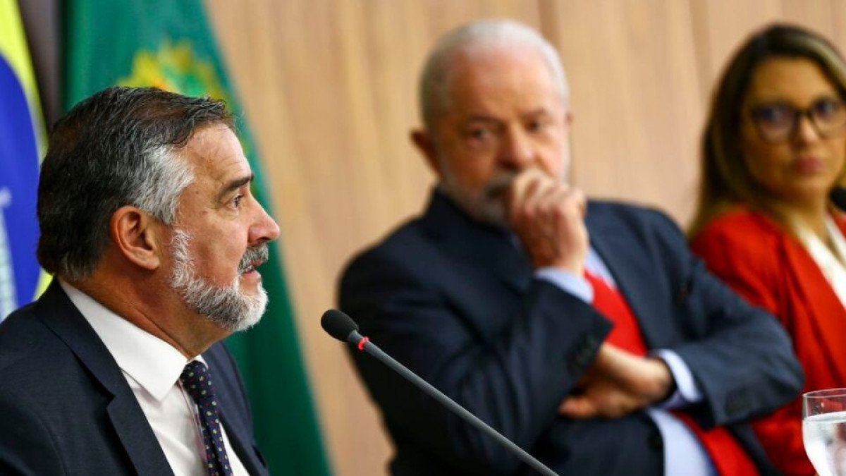 Lula anuncia Pimenta como líder do governo na Câmara