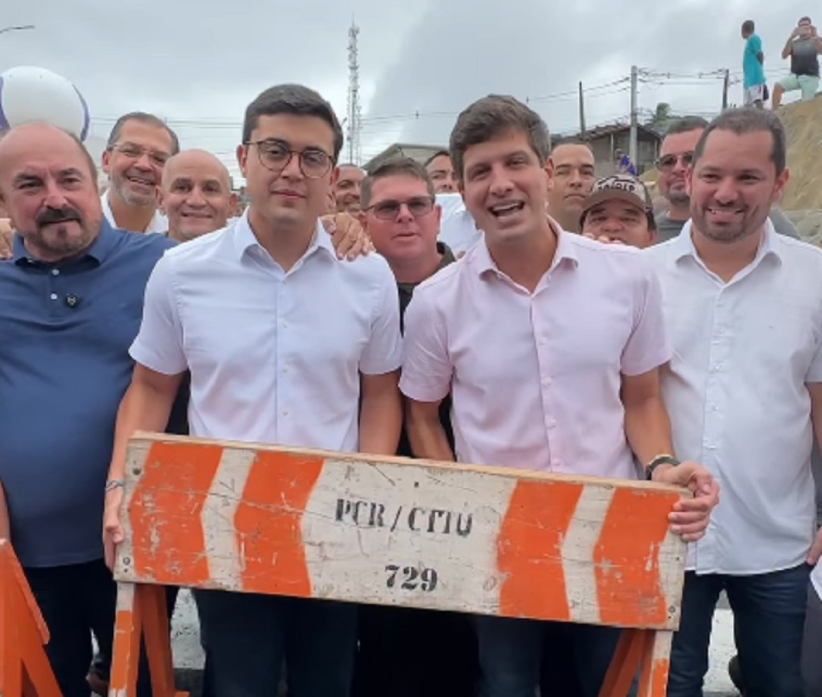 “Entre qualquer pessoa e o povo do Ibura, eu fico com o Ibura”, afirma João Campos