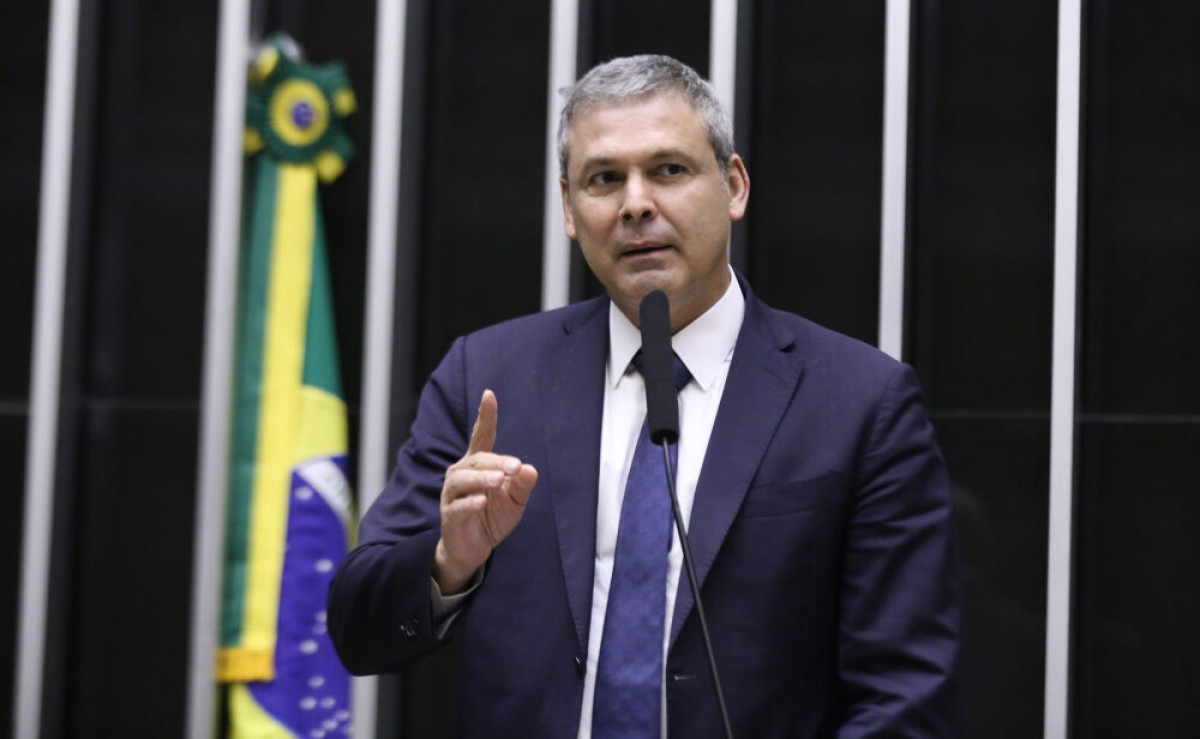 Lindbergh diz que PF pedirá quebra de sigilo de fundo ligado ao filme sobre Bolsonaro