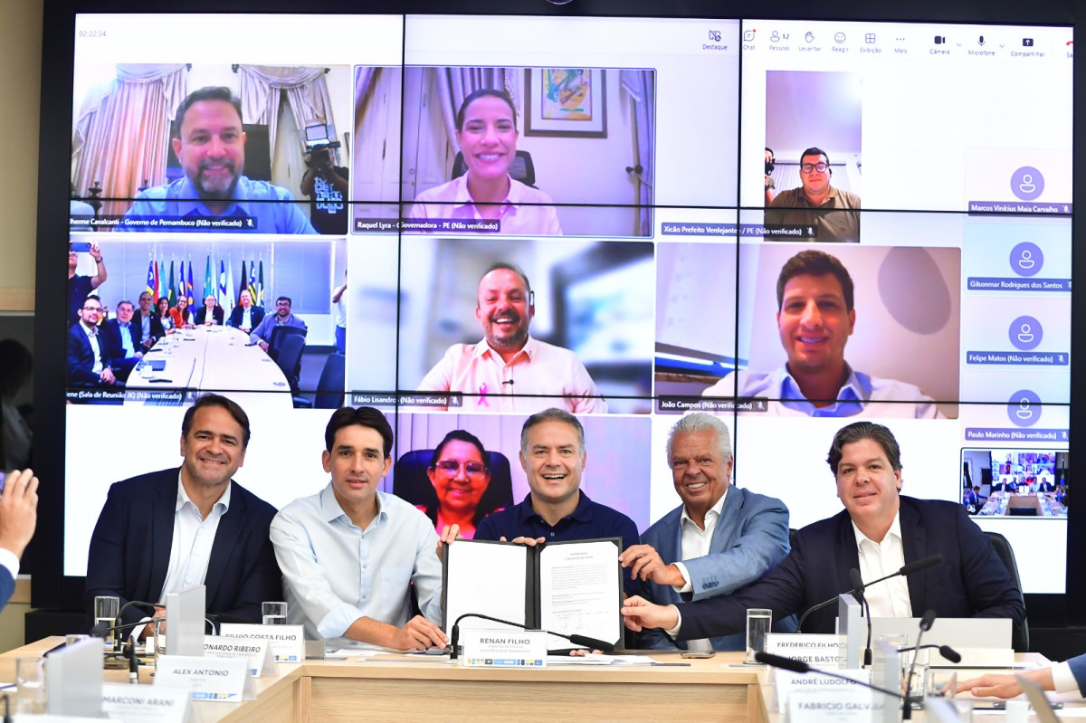 Presidente Lula, ministros Renan Filho e Silvio Costa Filho, governadora Raquel Lyra e prefeito João Campos lançam juntos com a bancada federal edital da Transnordestina em Pernambuco