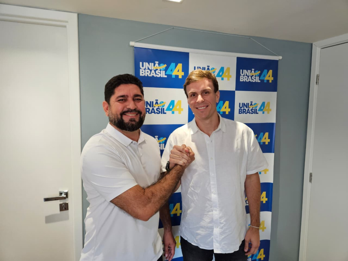 Miguel Coelho recebe filiações da cantora Dany Myler e do professor Daniel Alves no União Brasil