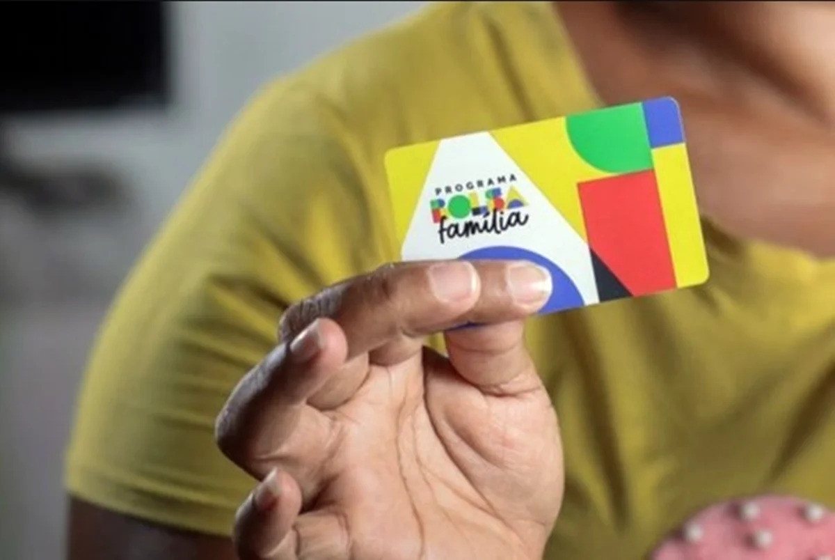 Bolsa Família é reajustado em 15%; medida vale a partir de outubro
