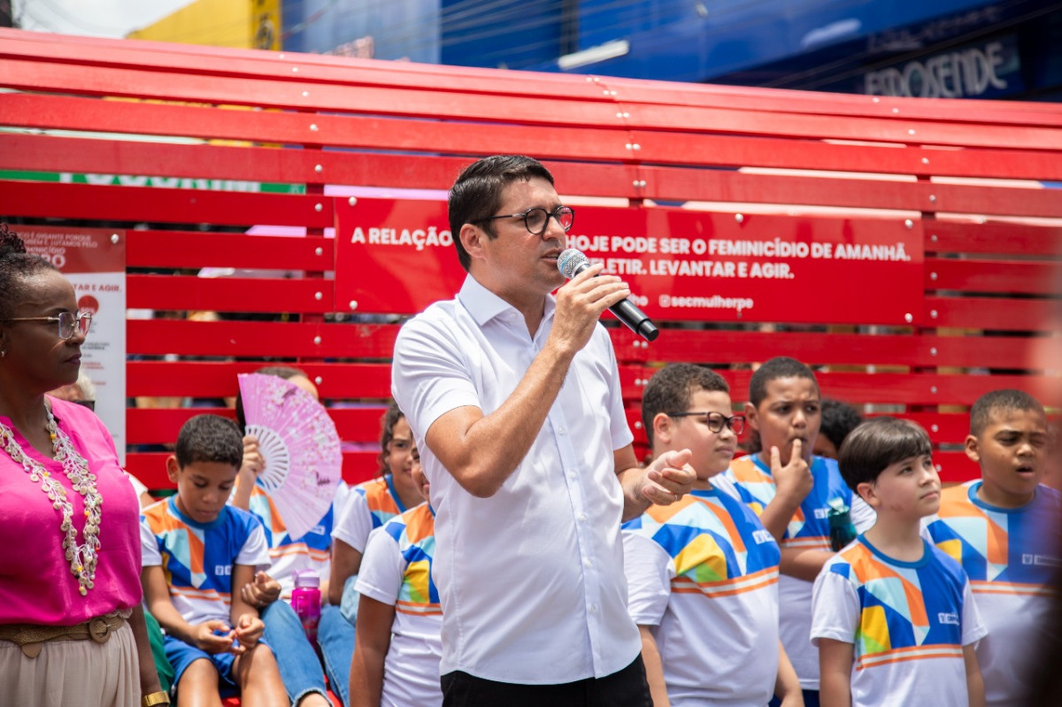 Diego Cabral recebe o Banco Vermelho e celebra taxa zero de feminicídio em Camaragibe