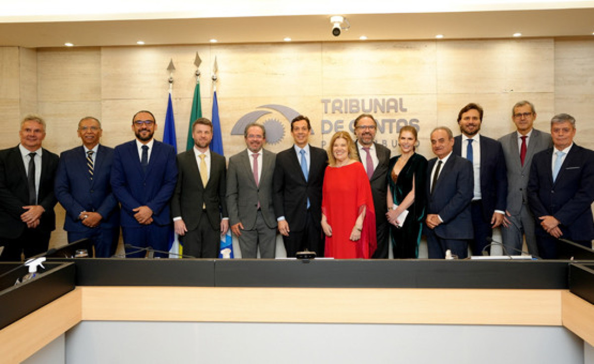 TCE-PE homenageia a procuradora-geral adjunta Eliana Lapenda