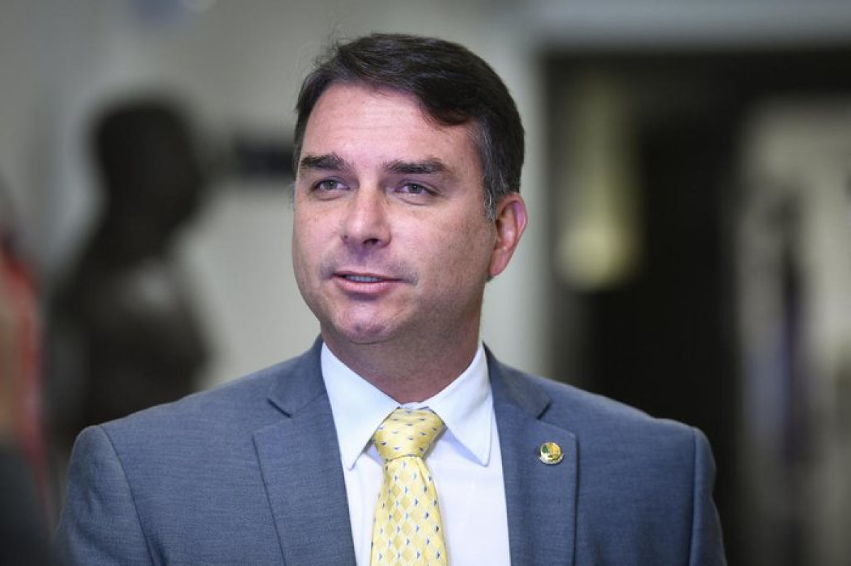 Flávio Bolsonaro articula encontro com Trump em meio à crise com Vorcaro