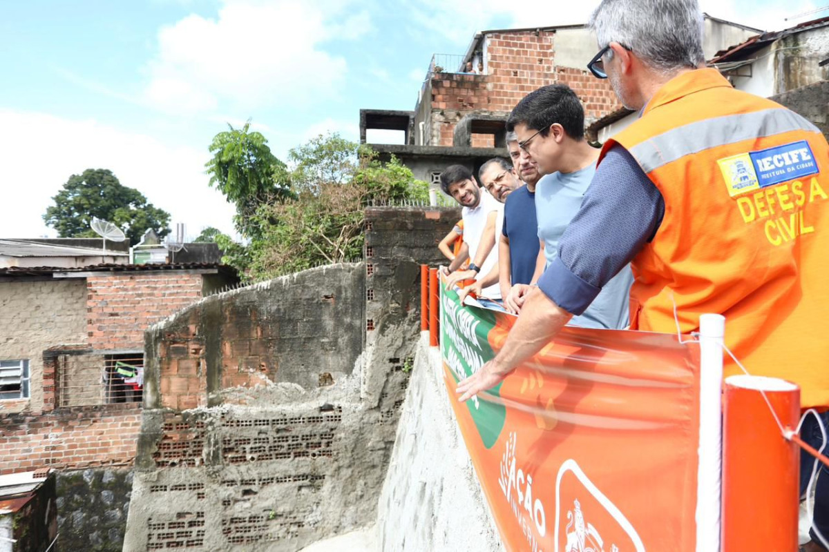 Programa Parceria entrega obra de contenção de encosta na Bomba do Hemetério