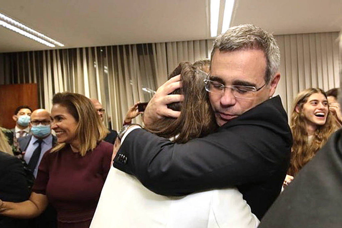 Michelle Bolsonaro manifesta apoio a Mendonça em crise no STF