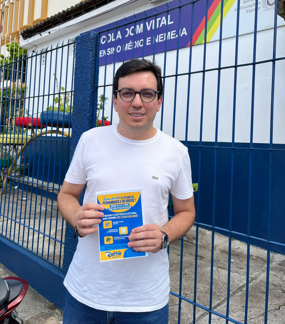 Raffiê visita escolas lembrando prazo final para emissão do título de eleitor