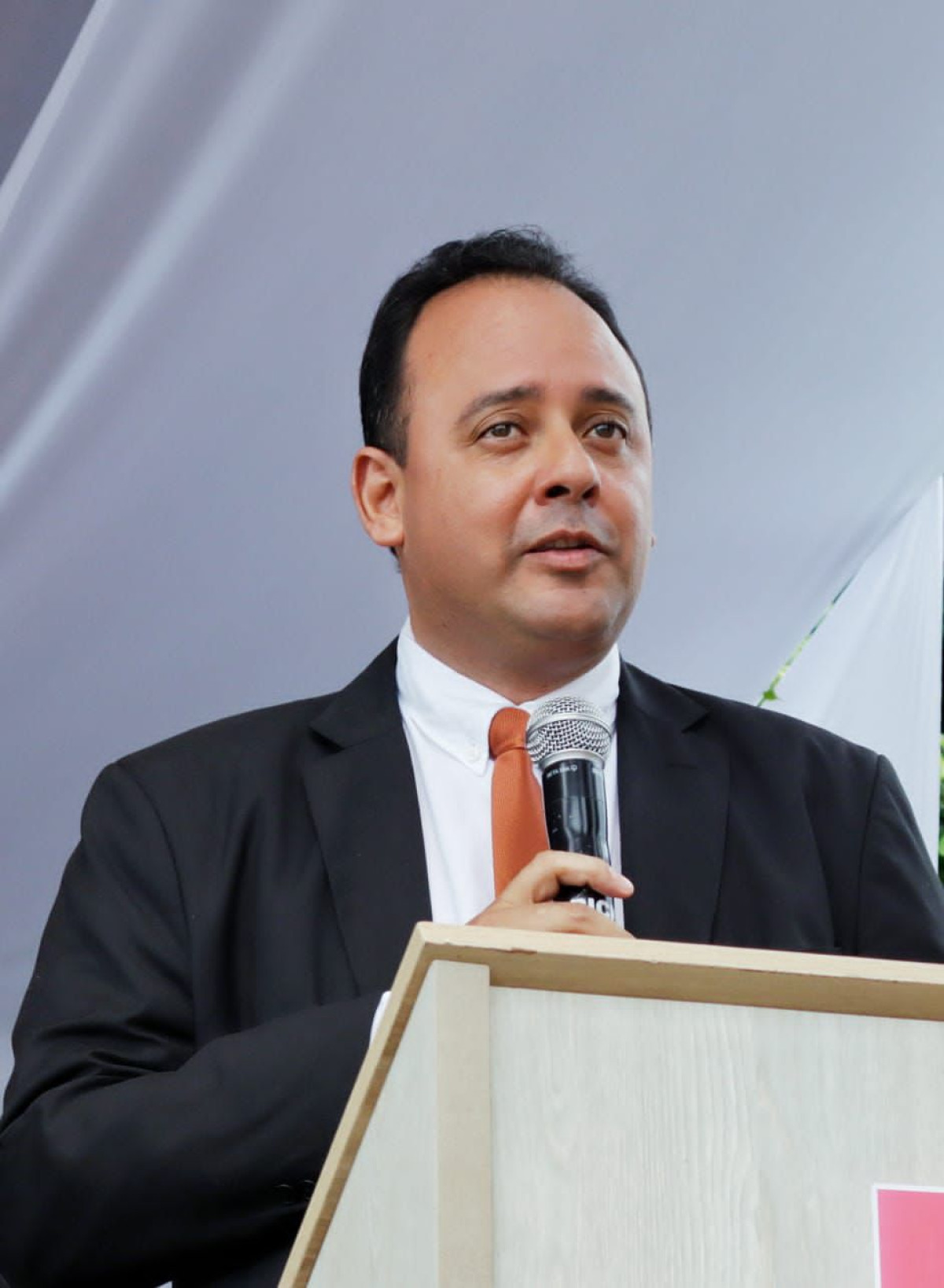 Procurador adjunto de Arcoverde Pedro Melchior recebe troféu Leão Dourado por destaque na defesa do municipalismo 