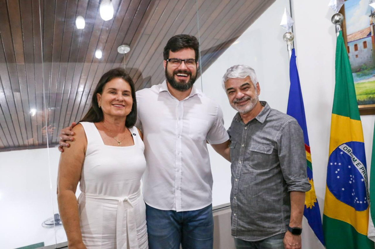 Em Igarassu, prefeita Elcione e secretário César Ramos recebem o senador Humberto Costa
