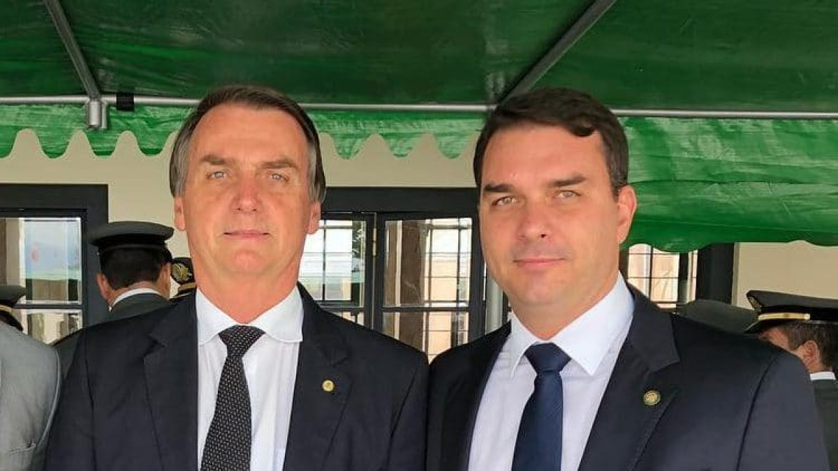 Moraes proíbe visitas de Flávio a Jair Bolsonaro