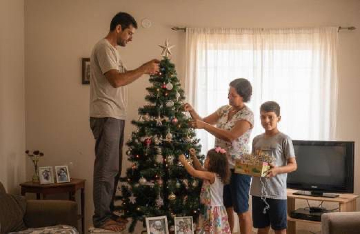 Neoenergia alerta: consumidores devem avaliar segurança elétrica dos enfeites natalinos antes da compra