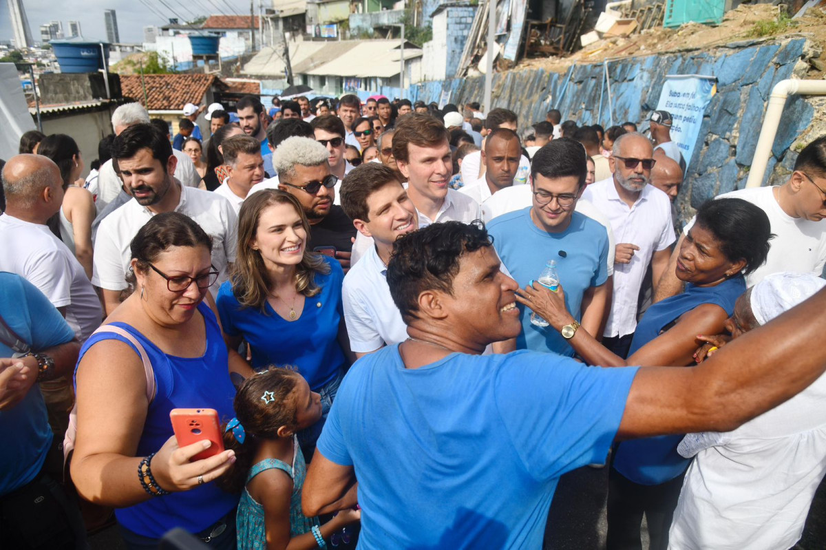 No Morro da Conceição, ao lado de João Campos, Marília Arraes recebe o carinho da população