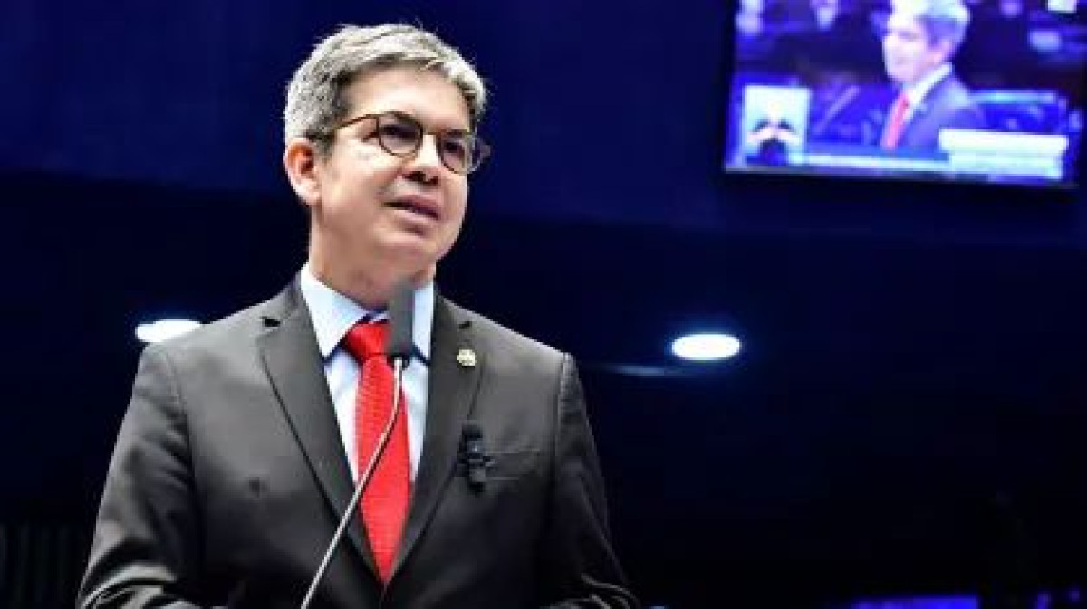 Randolfe Rodrigues admite possível bloqueio de até R$ 10 bilhões em emendas se MP não for aprovada