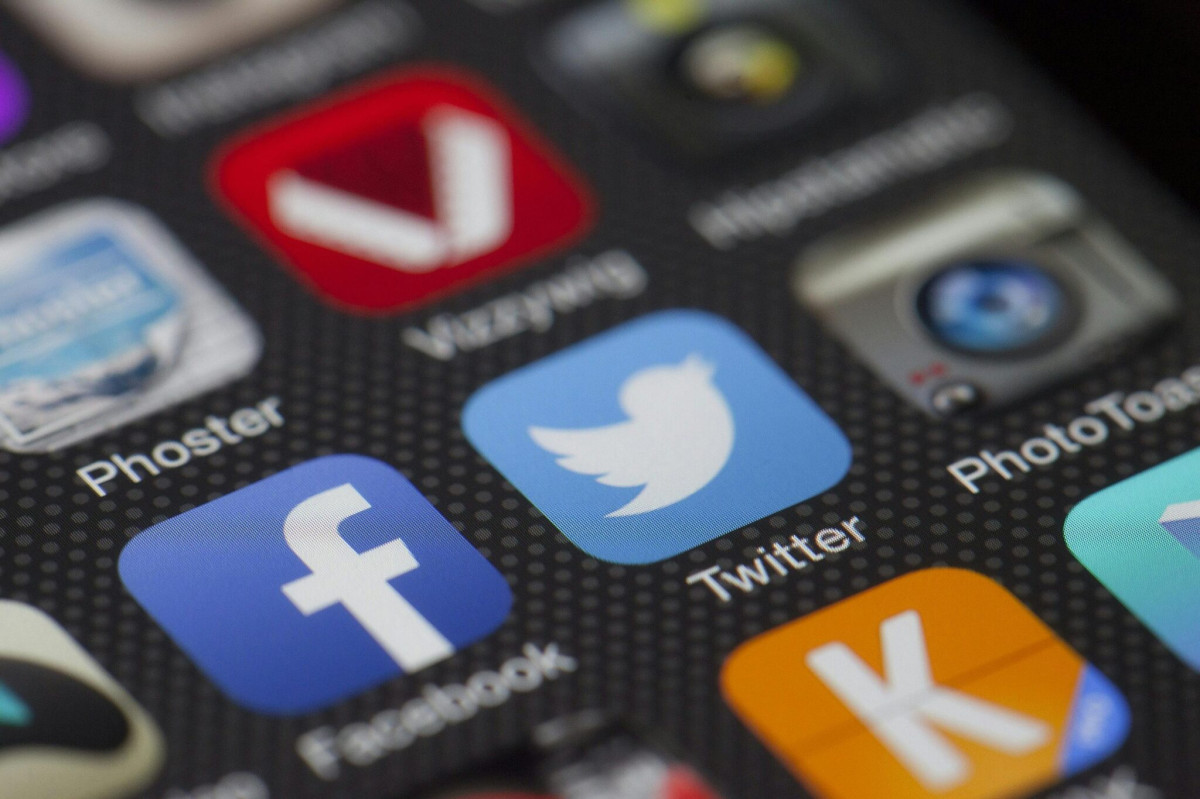 Partido de Merz apoia limite de 14 anos para redes sociais
