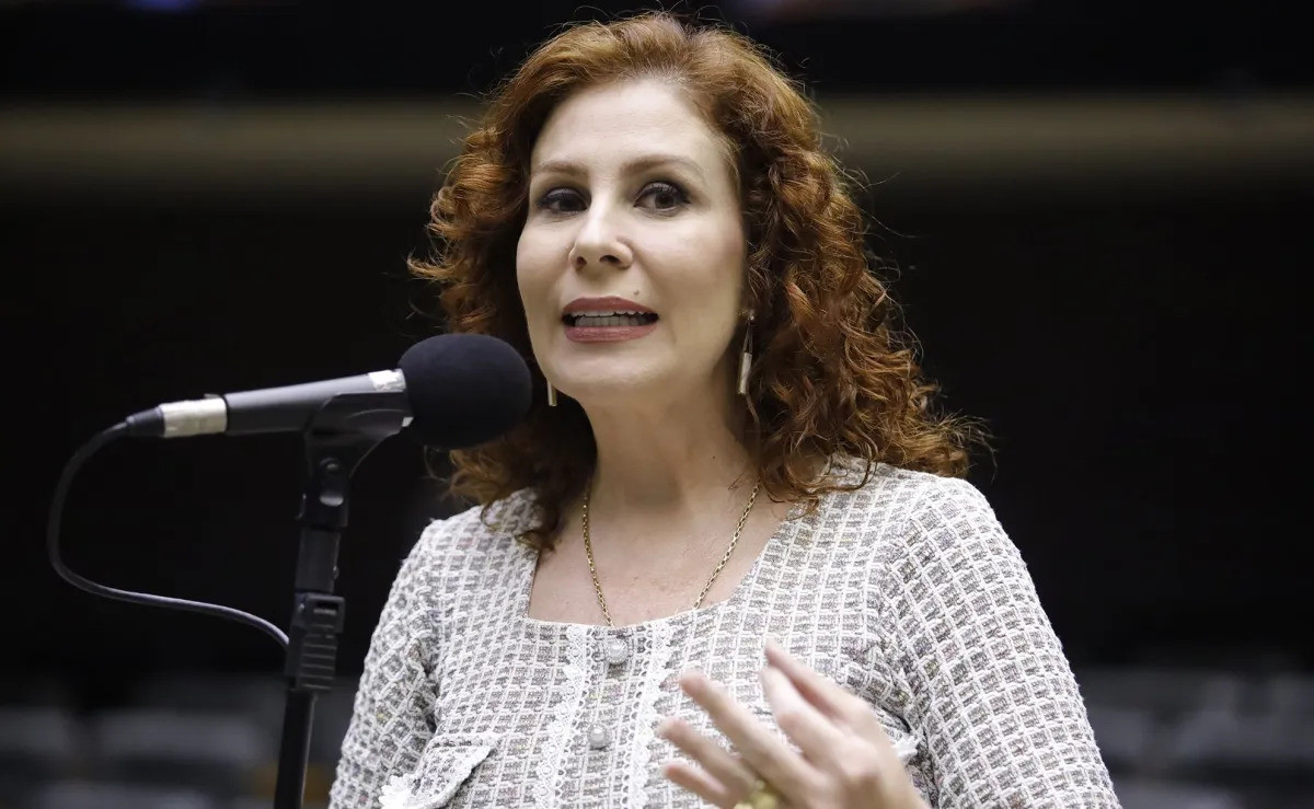 Carla Zambelli garante que não fugiu da Justiça ao rebater deputado italiano