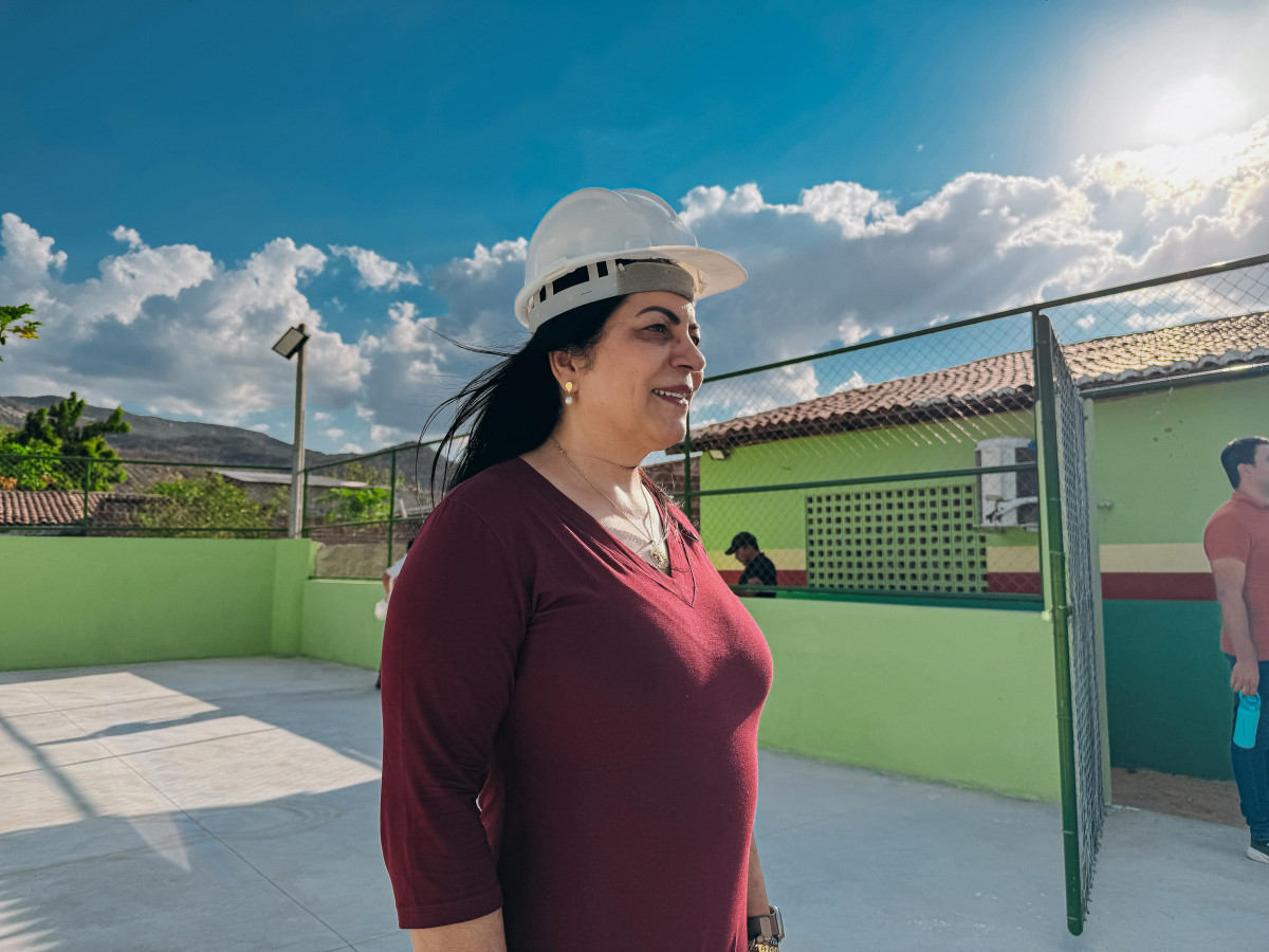 Prefeita Dra. Cátia leva esporte e lazer ao Riacho do Meio com construção da primeira quadra escolar do distrito